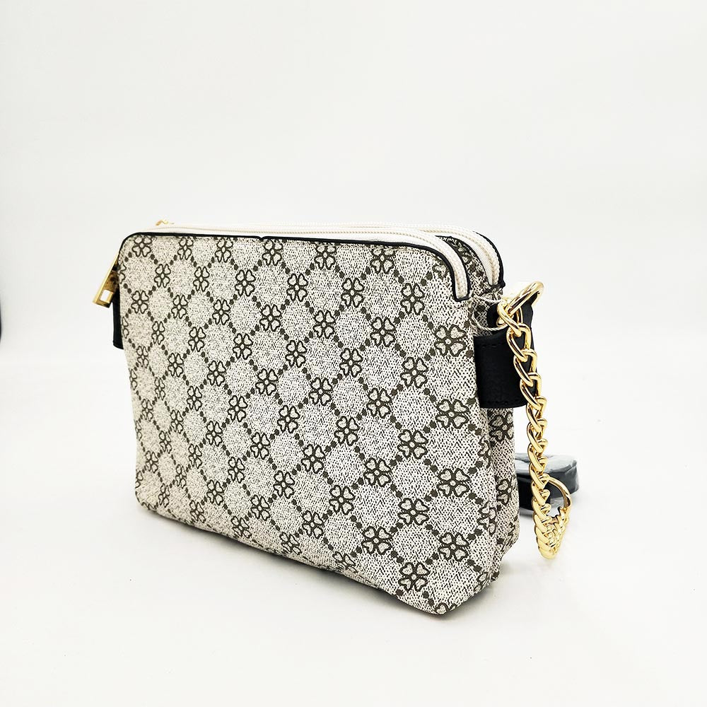 Bolso Doble MonogramaBolso Diseño Doble Monograma Elegante y versatil a su vez. Este bolso de tamaño medio es perfecto para llevar todo lo necesario cada dia. Con su doble compartimento ofrece el doble de seguridad pudiendo guardar el teléfono y monedero