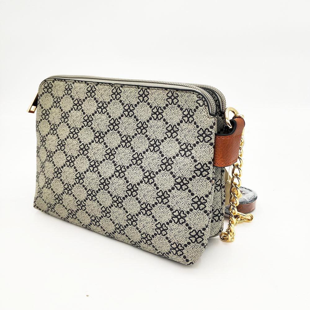 Bolso Doble MonogramaBolso Diseño Doble Monograma Elegante y versatil a su vez. Este bolso de tamaño medio es perfecto para llevar todo lo necesario cada dia. Con su doble compartimento ofrece el doble de seguridad pudiendo guardar el teléfono y monedero