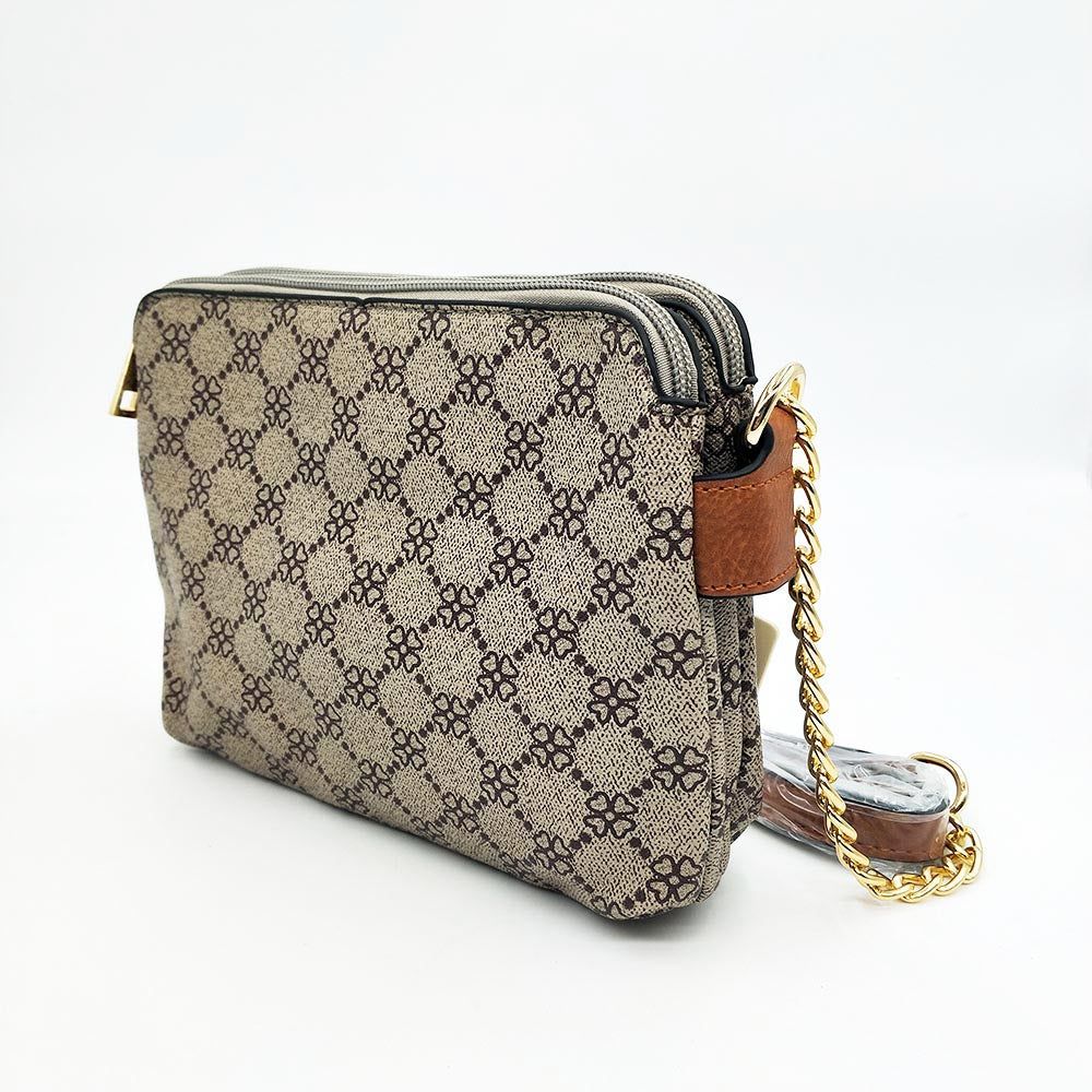 Bolso Doble MonogramaBolso Diseño Doble Monograma Elegante y versatil a su vez. Este bolso de tamaño medio es perfecto para llevar todo lo necesario cada dia. Con su doble compartimento ofrece el doble de seguridad pudiendo guardar el teléfono y monedero