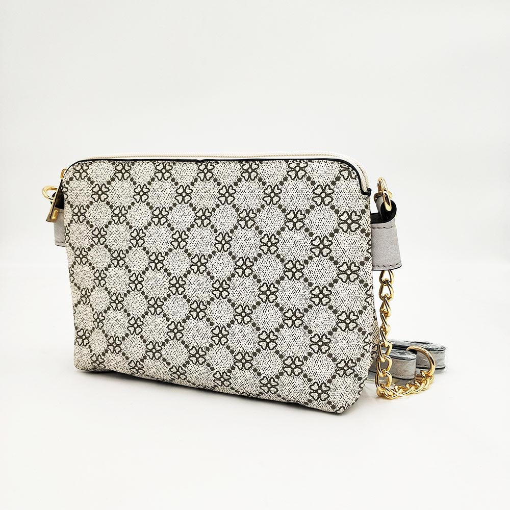 Bolso Doble MonogramaBolso Diseño Doble Monograma Elegante y versatil a su vez. Este bolso de tamaño medio es perfecto para llevar todo lo necesario cada dia. Con su doble compartimento ofrece el doble de seguridad pudiendo guardar el teléfono y monedero