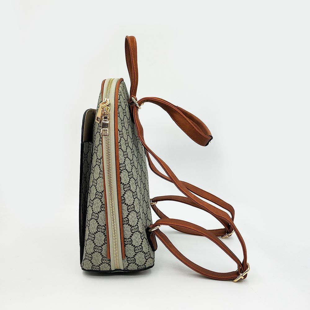 Mochila Monograma AntirroboMochila elegante antirrobo Buscas una mochila cómoda y segura para cada día? Esta mochila con elegante diseño en monograma sera tu aliado para la vida diaria. Con su bolsillo antirrobo la convierte en la compañera perfecta para