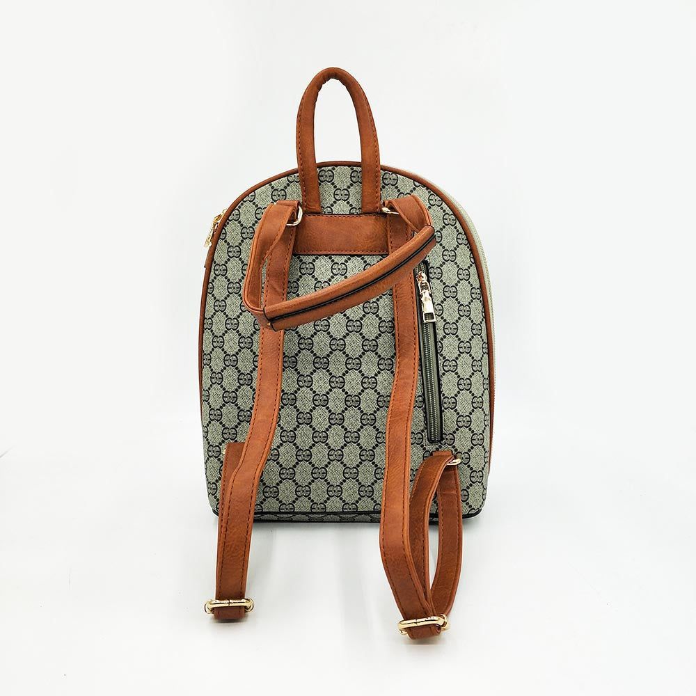 Mochila Monograma AntirroboMochila elegante antirrobo Buscas una mochila cómoda y segura para cada día? Esta mochila con elegante diseño en monograma sera tu aliado para la vida diaria. Con su bolsillo antirrobo la convierte en la compañera perfecta para