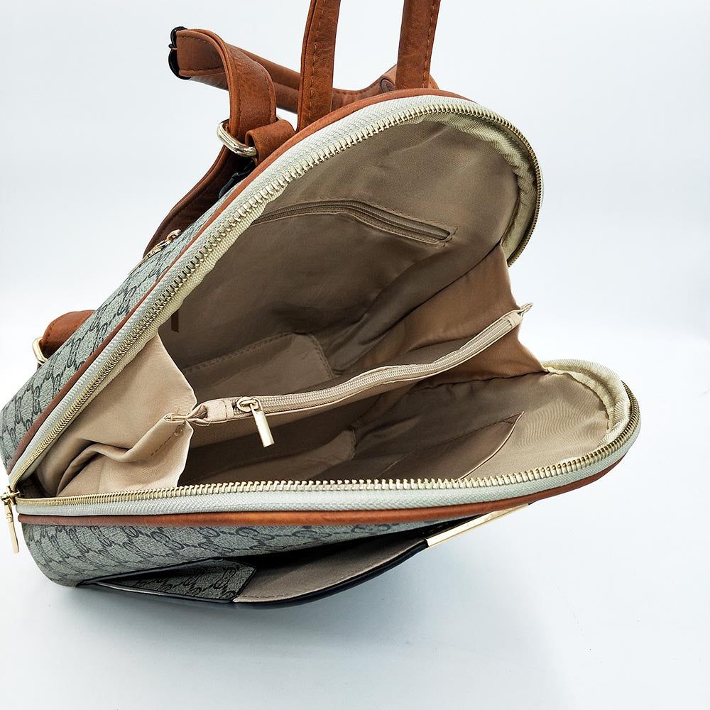 Mochila Monograma AntirroboMochila elegante antirrobo Buscas una mochila cómoda y segura para cada día? Esta mochila con elegante diseño en monograma sera tu aliado para la vida diaria. Con su bolsillo antirrobo la convierte en la compañera perfecta para