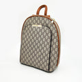 Mochila Monograma AntirroboMochila elegante antirrobo Buscas una mochila cómoda y segura para cada día? Esta mochila con elegante diseño en monograma sera tu aliado para la vida diaria. Con su bolsillo antirrobo la convierte en la compañera perfecta para