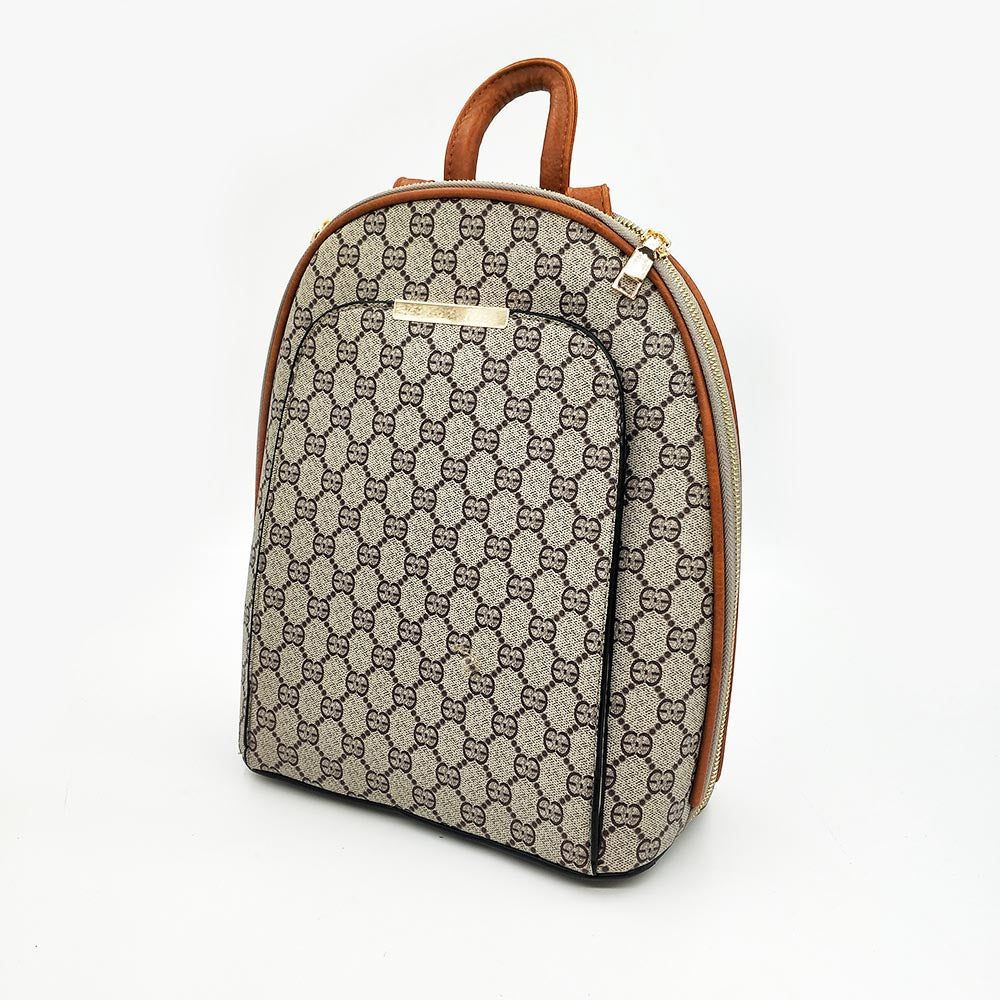 Mochila Monograma AntirroboMochila elegante antirrobo Buscas una mochila cómoda y segura para cada día? Esta mochila con elegante diseño en monograma sera tu aliado para la vida diaria. Con su bolsillo antirrobo la convierte en la compañera perfecta para