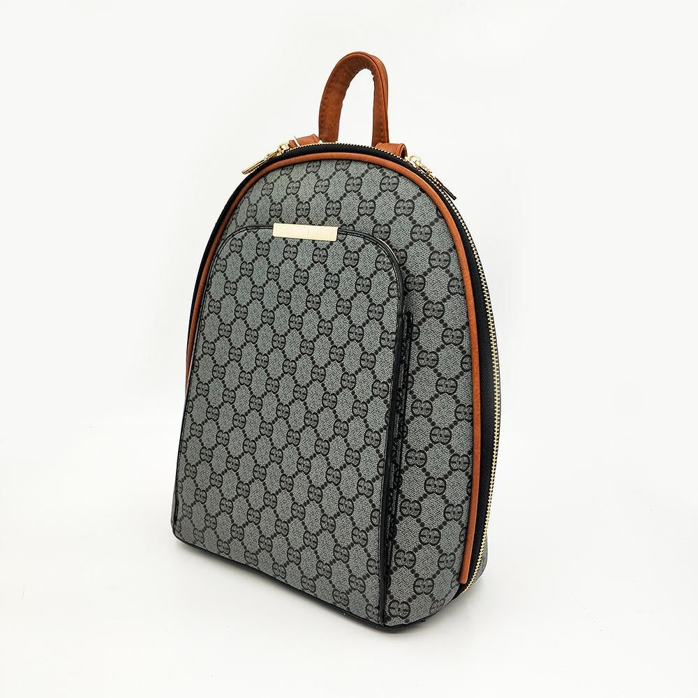 Mochila Monograma AntirroboMochila elegante antirrobo Buscas una mochila cómoda y segura para cada día? Esta mochila con elegante diseño en monograma sera tu aliado para la vida diaria. Con su bolsillo antirrobo la convierte en la compañera perfecta para