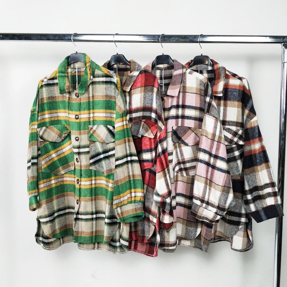 Sobre Camisa Invierno CuadrosSobre camisa invierno de cuadros oversize Caliente y cómoda, esta sobre camisa dará un toque muy casual y moderno a tu look, a la ves que te protege del frio. Botones delanteros y bolsillos. Talla unica( S/2XL) Muy suave y no