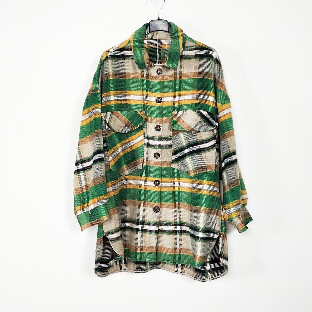 Sobre Camisa Invierno CuadrosSobre camisa invierno de cuadros oversize Caliente y cómoda, esta sobre camisa dará un toque muy casual y moderno a tu look, a la ves que te protege del frio. Botones delanteros y bolsillos. Talla unica( S/2XL) Muy suave y no