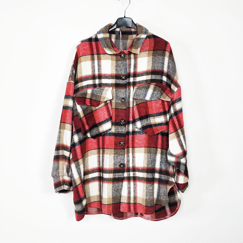 Sobre Camisa Invierno CuadrosSobre camisa invierno de cuadros oversize Caliente y cómoda, esta sobre camisa dará un toque muy casual y moderno a tu look, a la ves que te protege del frio. Botones delanteros y bolsillos. Talla unica( S/2XL) Muy suave y no