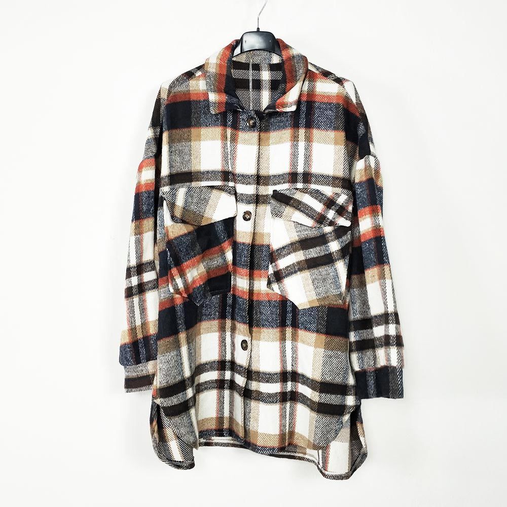 Sobre Camisa Invierno CuadrosSobre camisa invierno de cuadros oversize Caliente y cómoda, esta sobre camisa dará un toque muy casual y moderno a tu look, a la ves que te protege del frio. Botones delanteros y bolsillos. Talla unica( S/2XL) Muy suave y no