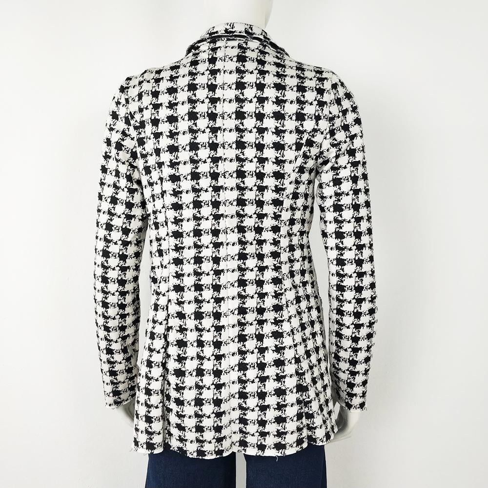 Chaqueta 2 Estilo- Fantasia Pata de GalloChaqueta Fantasia Solapa Chaqueta abierta con diseño pata de gallo. Te mantiene caliente pero sin ser demasiado pesada. Queda muy bien con todo y se puede usar en todas las ocasiones. 95 % poliéster, 5 % elastano S