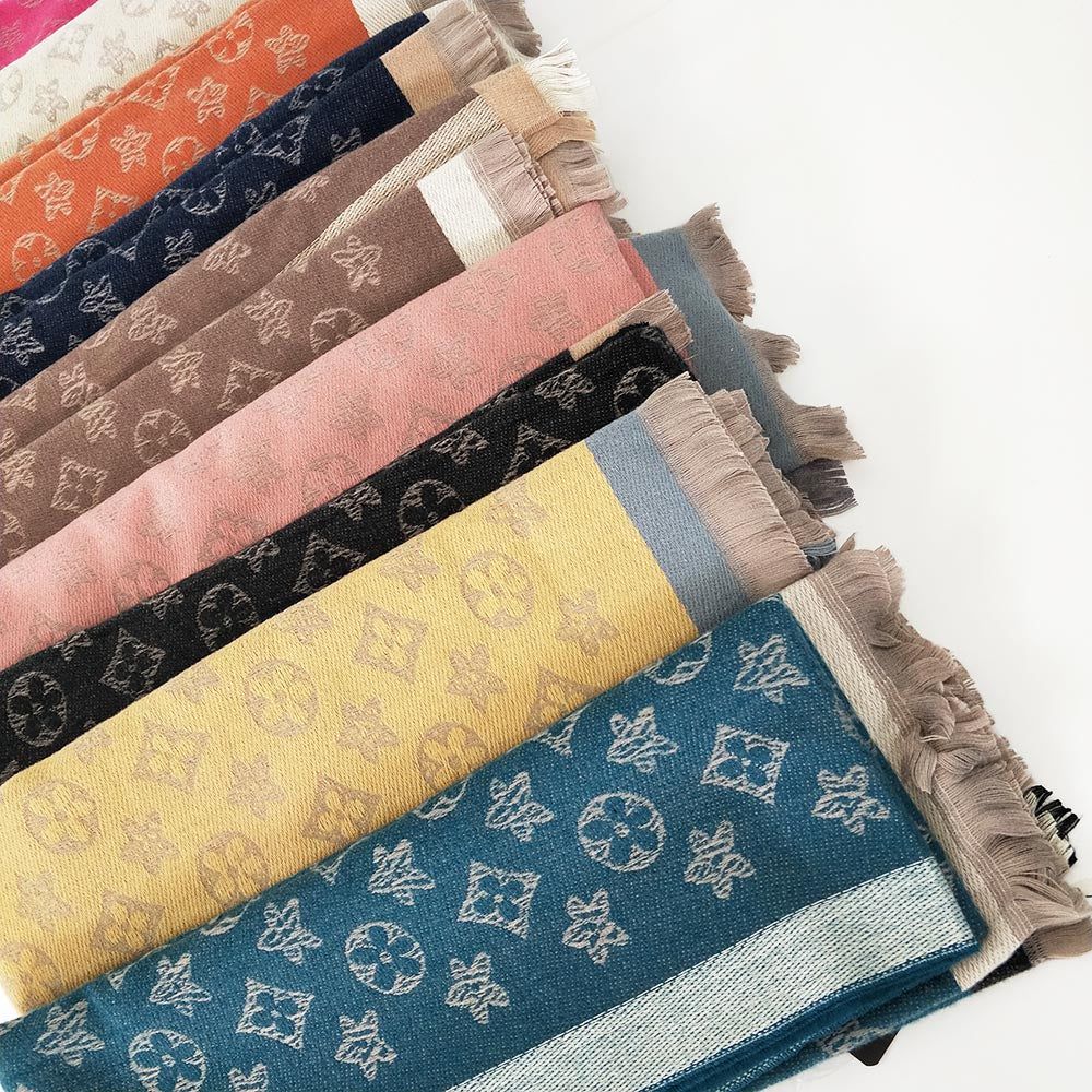 Bufanda XL Diseño 12 coloresBufanda XL con estampado flores Bufandas XL extra suaves y calientes. Diseño floral estampado 80% viscosa, 20% lana 180cm*60cm aproximadamente Envío: Suiza 2/4 días Europa 5/9 días