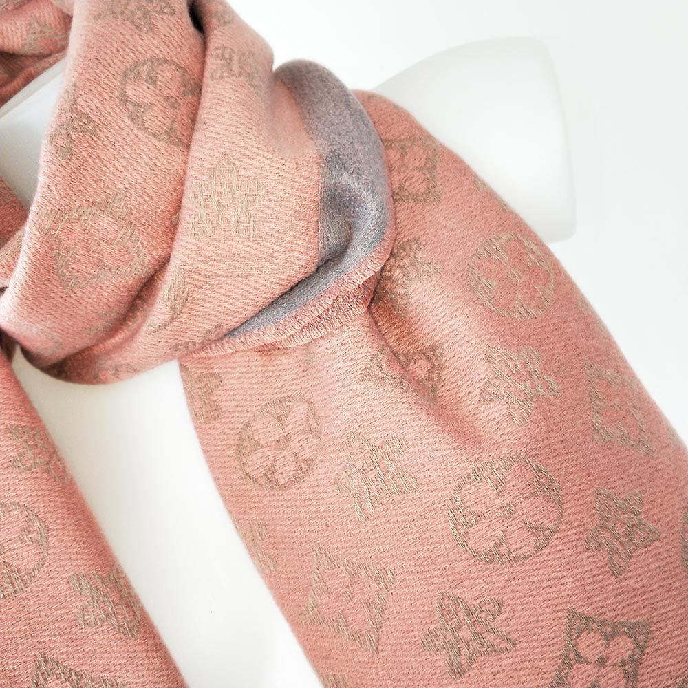 Bufanda XL Diseño 12 coloresBufanda XL con estampado flores Bufandas XL extra suaves y calientes. Diseño floral estampado 80% viscosa, 20% lana 180cm*60cm aproximadamente Envío: Suiza 2/4 días Europa 5/9 días