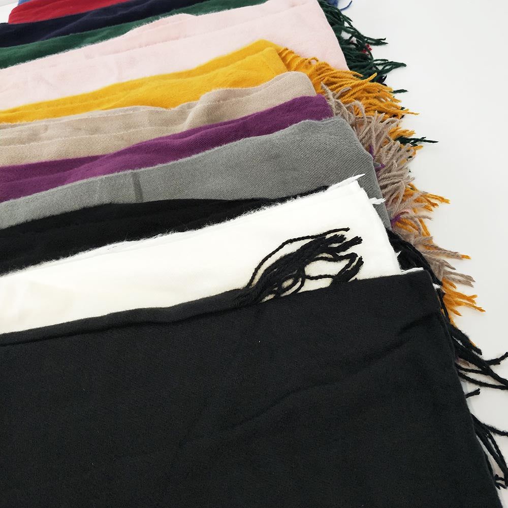 Bufanda Lisa XL 12 coloresBufanda XL lisa Bufandas XL extra suaves y calientes. Diseño liso y practico. Ideal como regalo 80% viscosa, 20% lana 170cm*60cm aproximadamente Envío: Suiza 2/4 días Europa 5/9 días