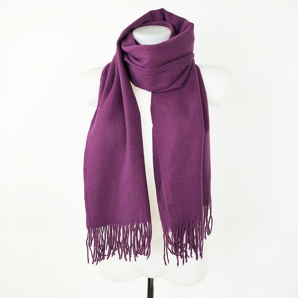 Bufanda Lisa XL 12 coloresBufanda XL lisa Bufandas XL extra suaves y calientes. Diseño liso y practico. Ideal como regalo 80% viscosa, 20% lana 170cm*60cm aproximadamente Envío: Suiza 2/4 días Europa 5/9 días