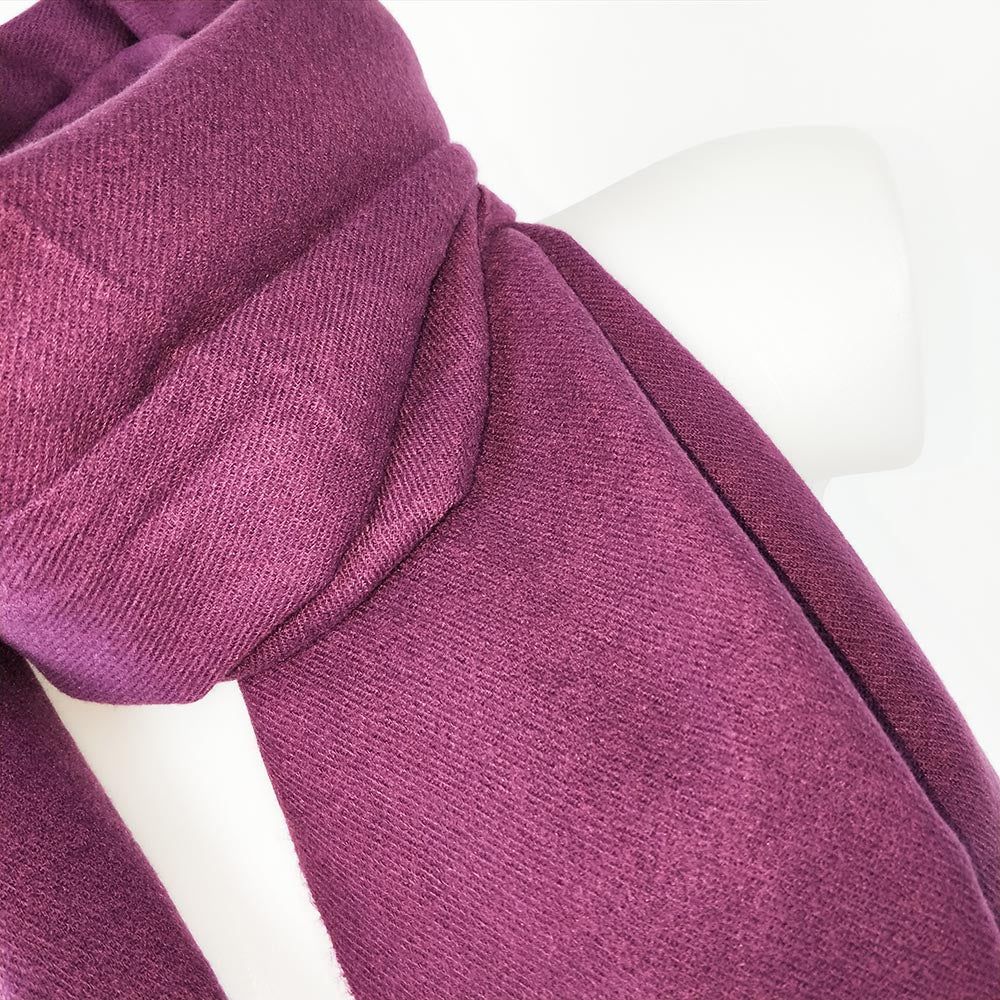 Bufanda Lisa XL 12 coloresBufanda XL lisa Bufandas XL extra suaves y calientes. Diseño liso y practico. Ideal como regalo 80% viscosa, 20% lana 170cm*60cm aproximadamente Envío: Suiza 2/4 días Europa 5/9 días