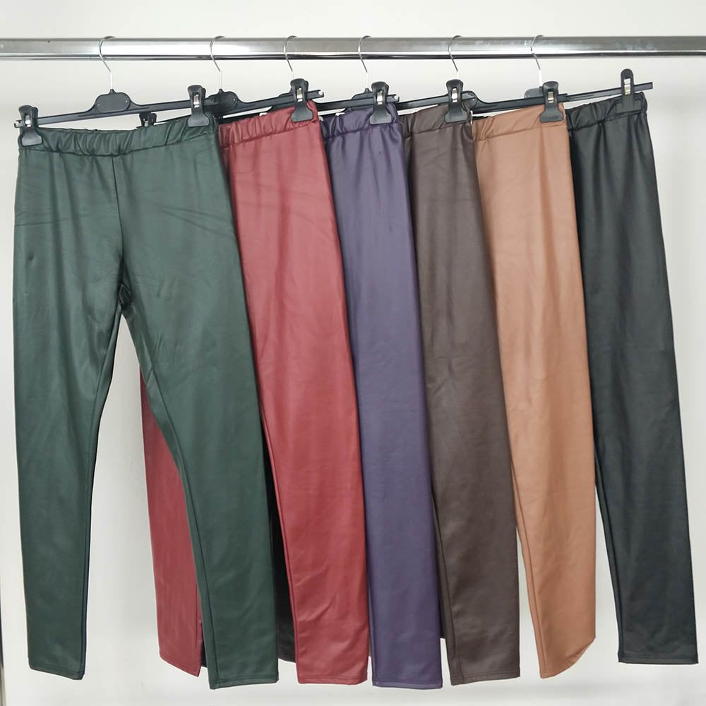 Leggins polar efecto pielLeggins polares efecto cuero Con el forro polar de estos leggins olvídate del frio con tu look mas cañero! Talla unica apta desde la S hasta la L (36/40) Forro interior Elásticos 6 Colores Envío: Suiza 2/4 días Europa 5/9 días