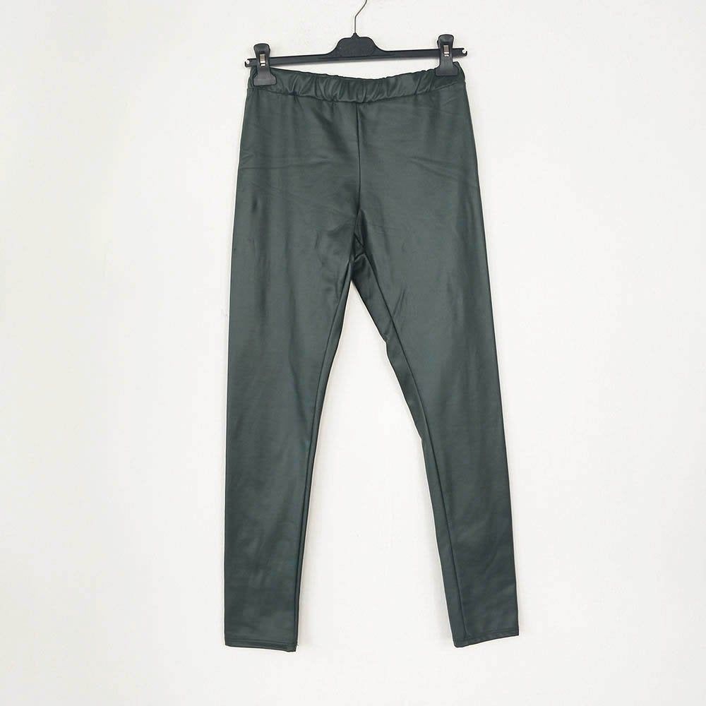 Leggins polar efecto pielLeggins polares efecto cuero Con el forro polar de estos leggins olvídate del frio con tu look mas cañero! Talla unica apta desde la S hasta la L (36/40) Forro interior Elásticos 6 Colores Envío: Suiza 2/4 días Europa 5/9 días