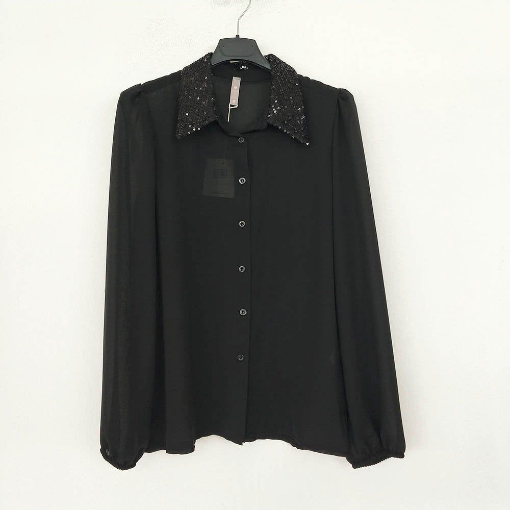 Blusa Lentejuelas | 2 modelos | Pailletten Damen BluseBlusa con lentejuelas Camisa clásica o con cuello Mao y detalle de lentejuelas en los puños o en el cuello. La camisa cruzada, lleva goma en la cinturilla, en la parte trasera, para un ajuste y comodid