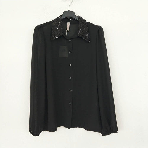 Blusa Lentejuelas | 2 modelos | Pailletten Damen BluseBlusa con lentejuelas Camisa clásica o con cuello Mao y detalle de lentejuelas en los puños o en el cuello. La camisa cruzada, lleva goma en la cinturilla, en la parte trasera, para un ajuste y comodid