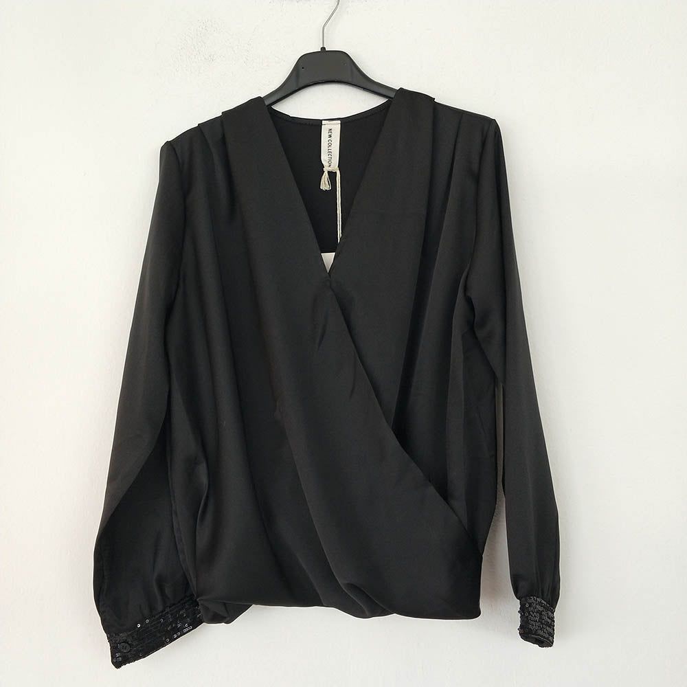 Blusa Cruzada Lentejuelas | Pailletten Damen BluseBlusa cruzada con lentejuelas Camisa clásica con escote cruzado y detalle de lentejuelas en los puños. Goma en la cinturilla, en la parte trasera, para un ajuste y comodidad únicos! Talla unica S/L (36/40)