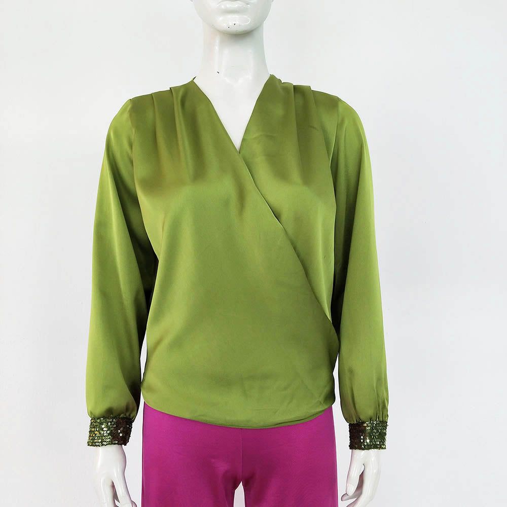 Blusa Cruzada Lentejuelas | Pailletten Damen BluseBlusa cruzada con lentejuelas Camisa clásica con escote cruzado y detalle de lentejuelas en los puños. Goma en la cinturilla, en la parte trasera, para un ajuste y comodidad únicos! Talla unica S/L (36/40)