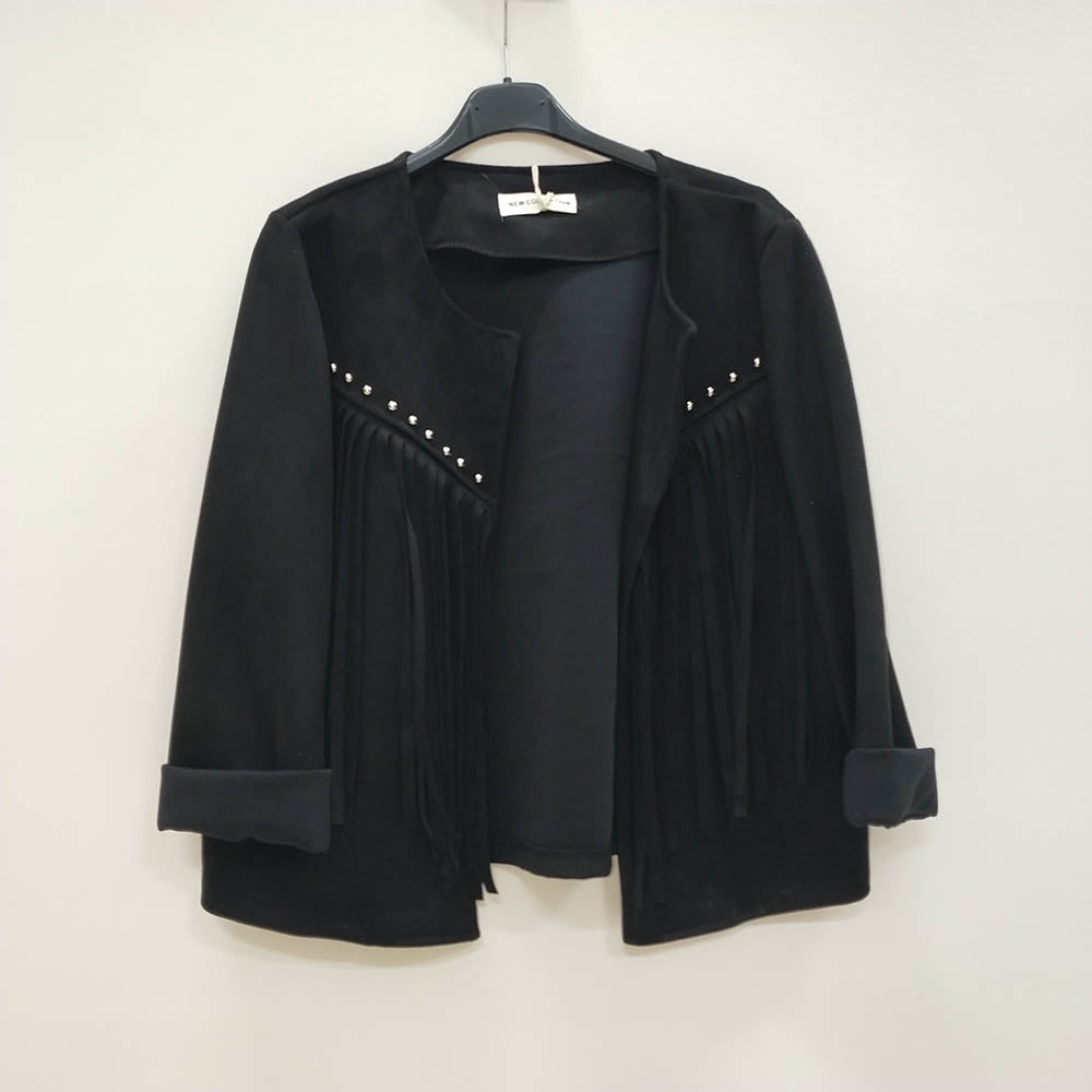 Chaqueta Ante FlecosChaqueta flecos tendencia Maravillosa chaqueta de entretiempo para mujer con flecos decorativos y pequeñas tachuelas hacen de esta chaqueta un imprescindible para quien le gusta vestir con las ultimas tendencias y a la vez cómoda. De t