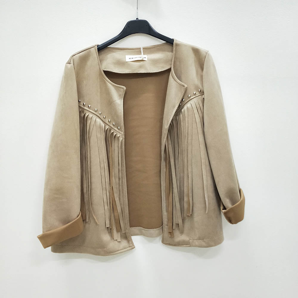 Chaqueta Ante FlecosChaqueta flecos tendencia Maravillosa chaqueta de entretiempo para mujer con flecos decorativos y pequeñas tachuelas hacen de esta chaqueta un imprescindible para quien le gusta vestir con las ultimas tendencias y a la vez cómoda. De t
