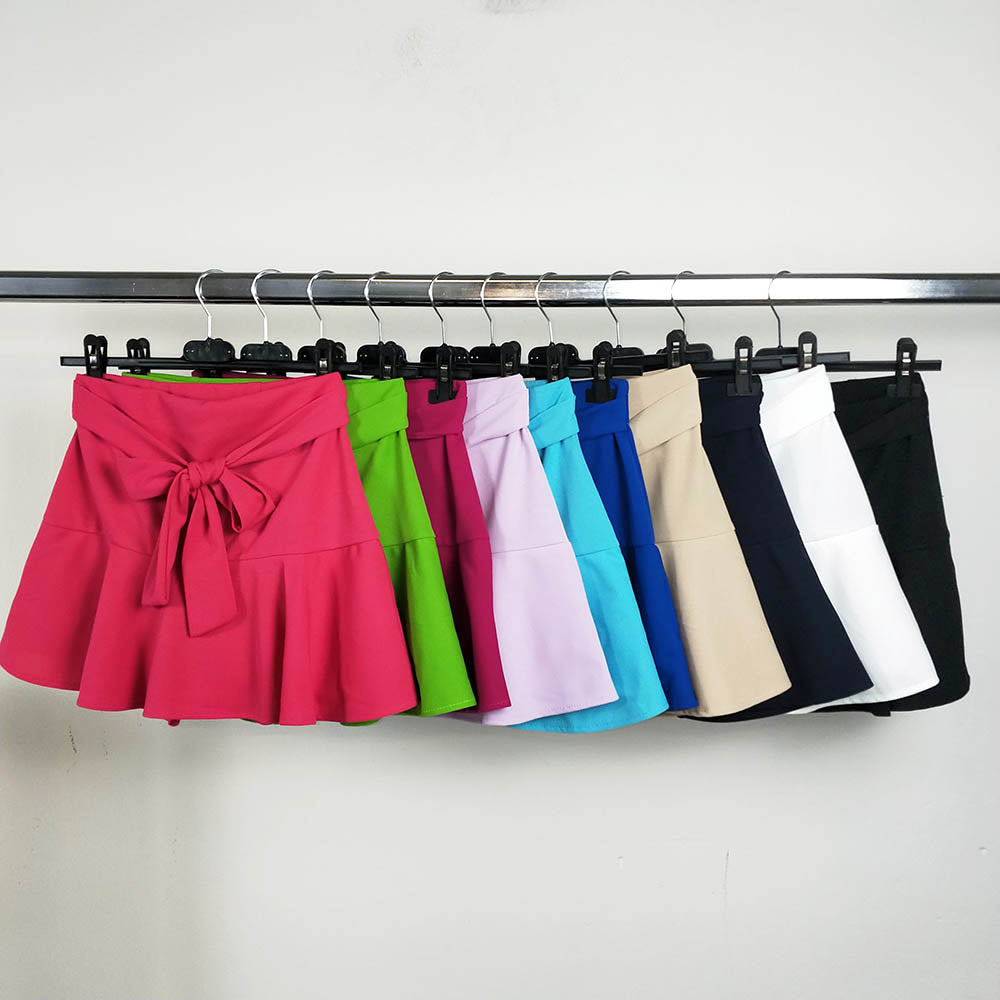 Falda pantalón mini | NovedadMini falda con pantalón Femenina, practica y cómoda, esta falda de estilo mini con pantalón integrado queda tan bien que las querrás todas! De tejido elástico, es ideal para usar con zapatillas en tu look diario o para una cen