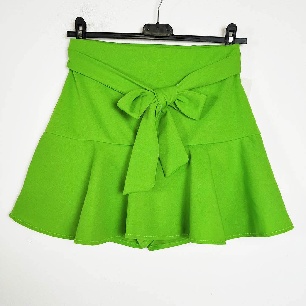 Falda pantalón mini | NovedadMini falda con pantalón Femenina, practica y cómoda, esta falda de estilo mini con pantalón integrado queda tan bien que las querrás todas! De tejido elástico, es ideal para usar con zapatillas en tu look diario o para una cen