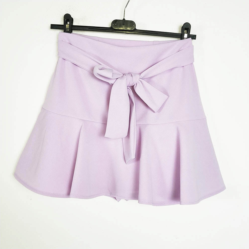 Falda pantalón mini | NovedadMini falda con pantalón Femenina, practica y cómoda, esta falda de estilo mini con pantalón integrado queda tan bien que las querrás todas! De tejido elástico, es ideal para usar con zapatillas en tu look diario o para una cen