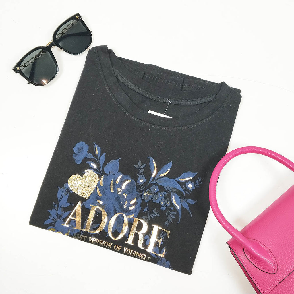 Camiseta algodón mujer Adore | Varios ColoresCamiseta algodón estampada Adore Cómoda y brillante al mismo tiempo? Claro que si! Con nuestra camiseta de algodón estampada, podrás seguir activa dia a dia a la vez que confortable, ya que el algodón permite q