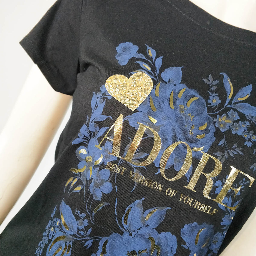 Camiseta algodón mujer Adore | Varios ColoresCamiseta algodón estampada Adore Cómoda y brillante al mismo tiempo? Claro que si! Con nuestra camiseta de algodón estampada, podrás seguir activa dia a dia a la vez que confortable, ya que el algodón permite q