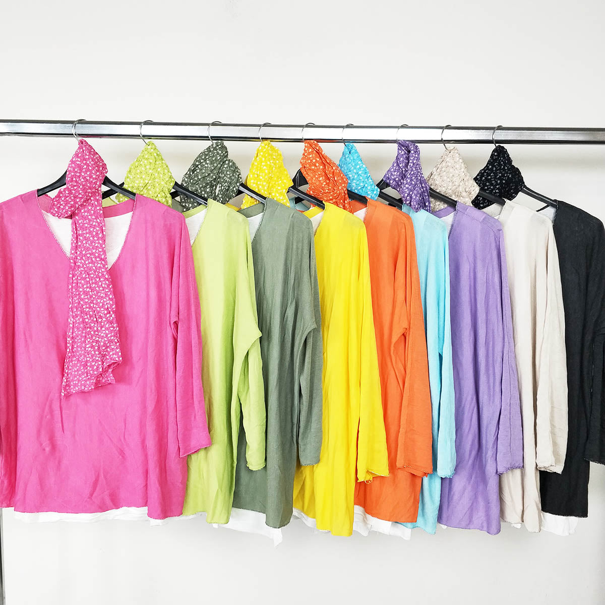 Jersey punto fino con fular y camiseta - MariamSuéter de primavera escote V Buscas una prenda ligera y practica para esta temporada? Añade un toque de color con nuestros nuevos jerséis finos perfectos para lucir elegante y cómoda en cada ocasión. Haz tu p