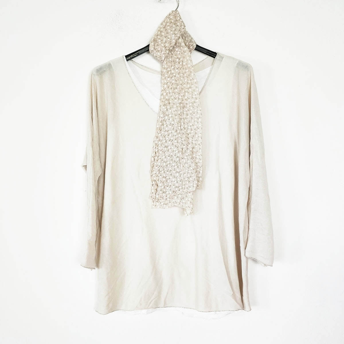 Jersey punto fino con fular y camiseta - MariamSuéter de primavera escote V Buscas una prenda ligera y practica para esta temporada? Añade un toque de color con nuestros nuevos jerséis finos perfectos para lucir elegante y cómoda en cada ocasión. Haz tu p