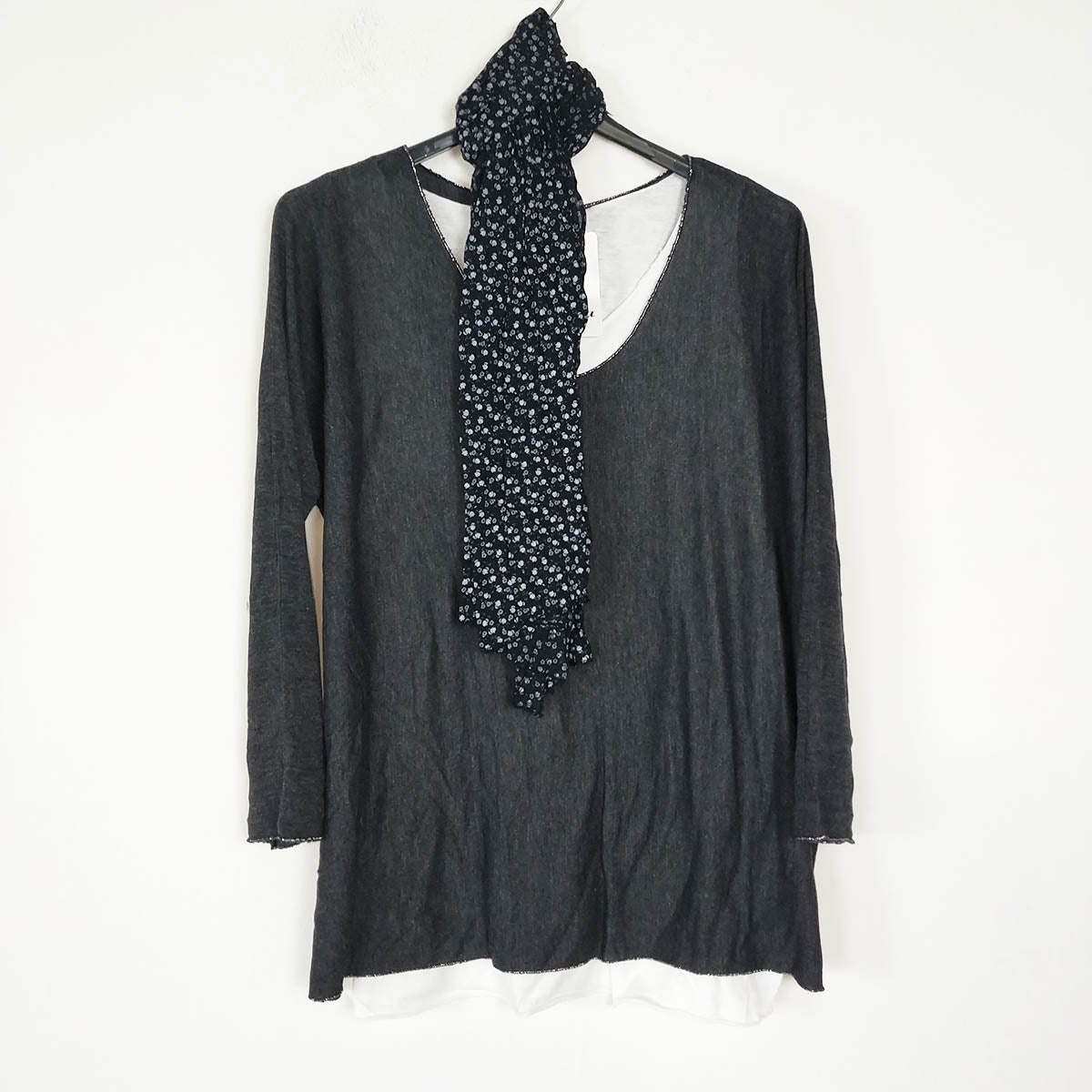 Jersey punto fino con fular y camiseta - MariamSuéter de primavera escote V Buscas una prenda ligera y practica para esta temporada? Añade un toque de color con nuestros nuevos jerséis finos perfectos para lucir elegante y cómoda en cada ocasión. Haz tu p