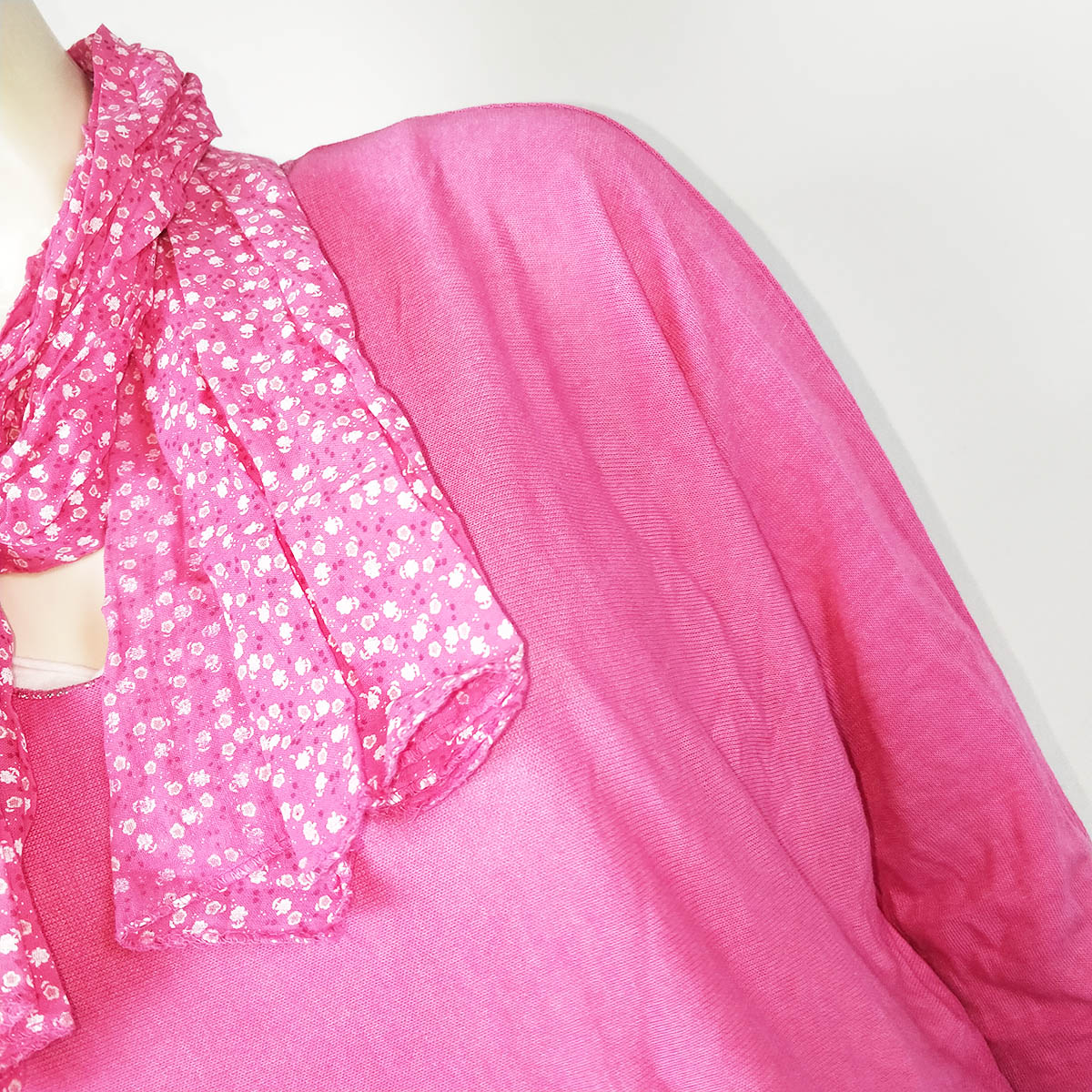 Jersey punto fino con fular y camiseta - MariamSuéter de primavera escote V Buscas una prenda ligera y practica para esta temporada? Añade un toque de color con nuestros nuevos jerséis finos perfectos para lucir elegante y cómoda en cada ocasión. Haz tu p