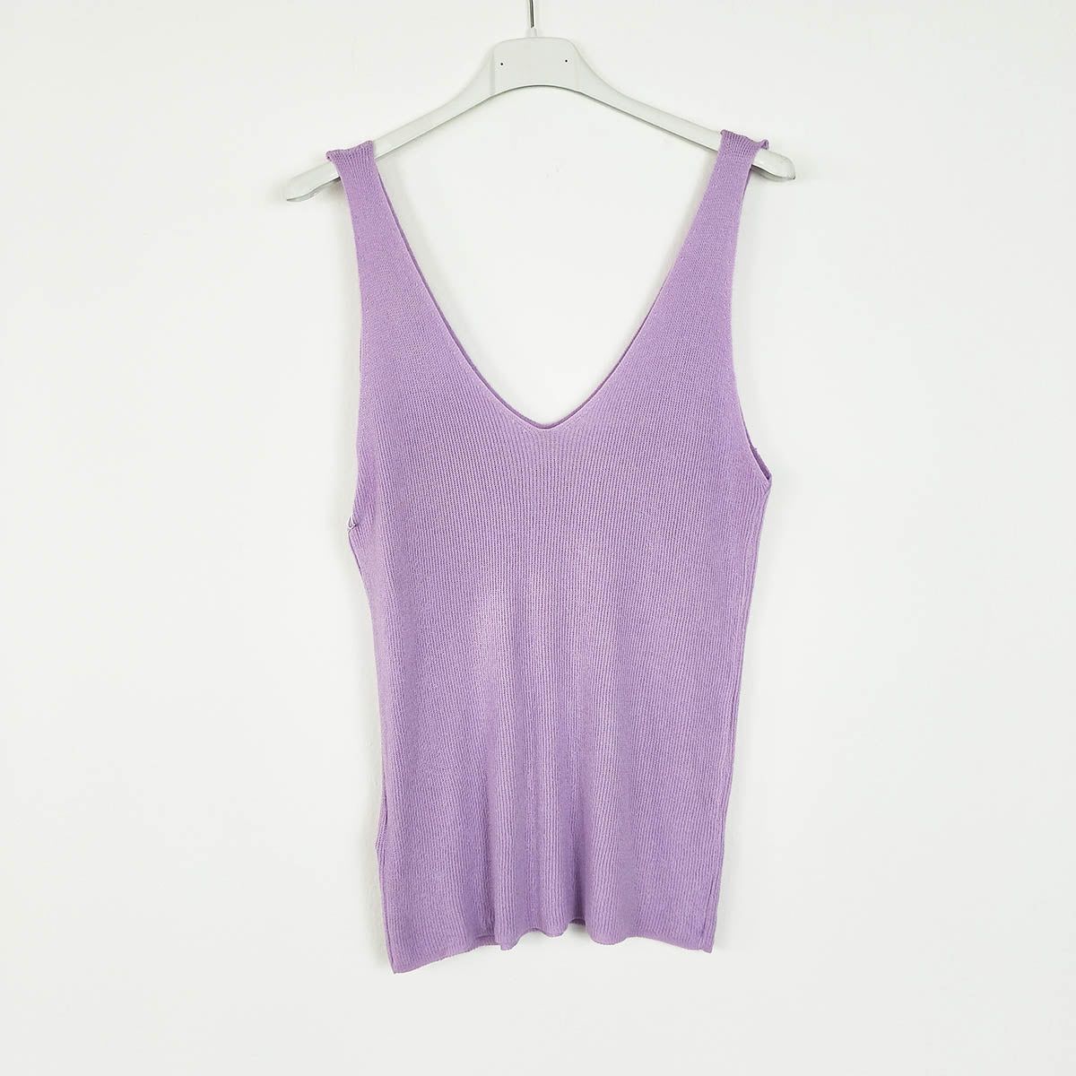 Top punto fino acanaladoTop acanalado de punto fino Un básico que no puede faltar en nuestro armario es este top de punto fino. Perfecto para la temporada de primavera-verano. Esta camiseta de tirantes acanalada es cómoda y practica. La podemos usar cada