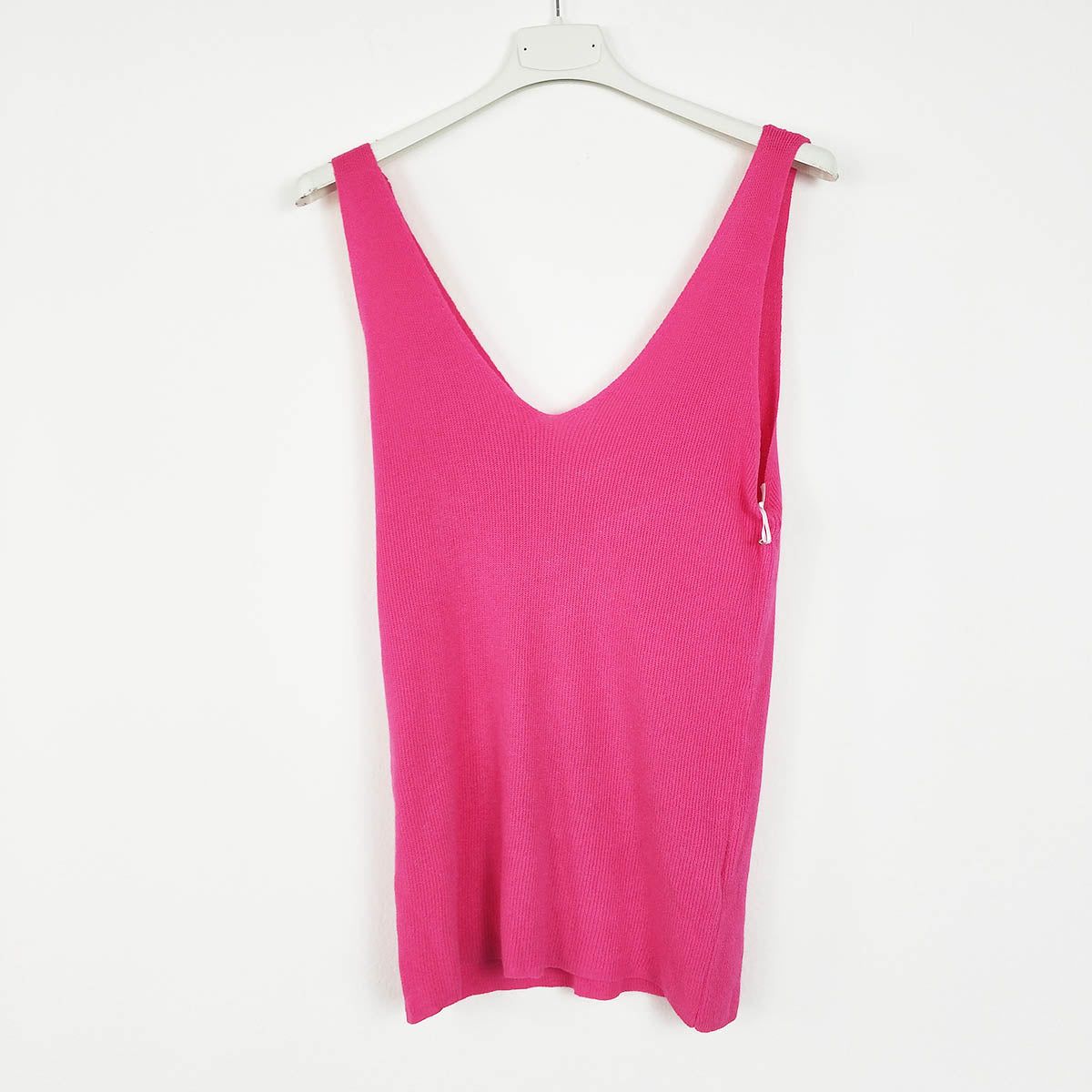 Top punto fino acanaladoTop acanalado de punto fino Un básico que no puede faltar en nuestro armario es este top de punto fino. Perfecto para la temporada de primavera-verano. Esta camiseta de tirantes acanalada es cómoda y practica. La podemos usar cada