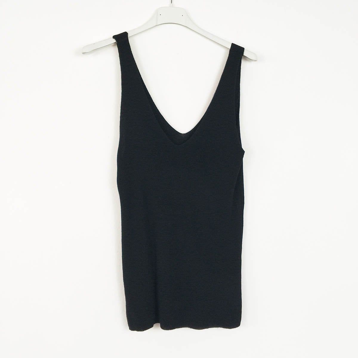 Top punto fino acanaladoTop acanalado de punto fino Un básico que no puede faltar en nuestro armario es este top de punto fino. Perfecto para la temporada de primavera-verano. Esta camiseta de tirantes acanalada es cómoda y practica. La podemos usar cada