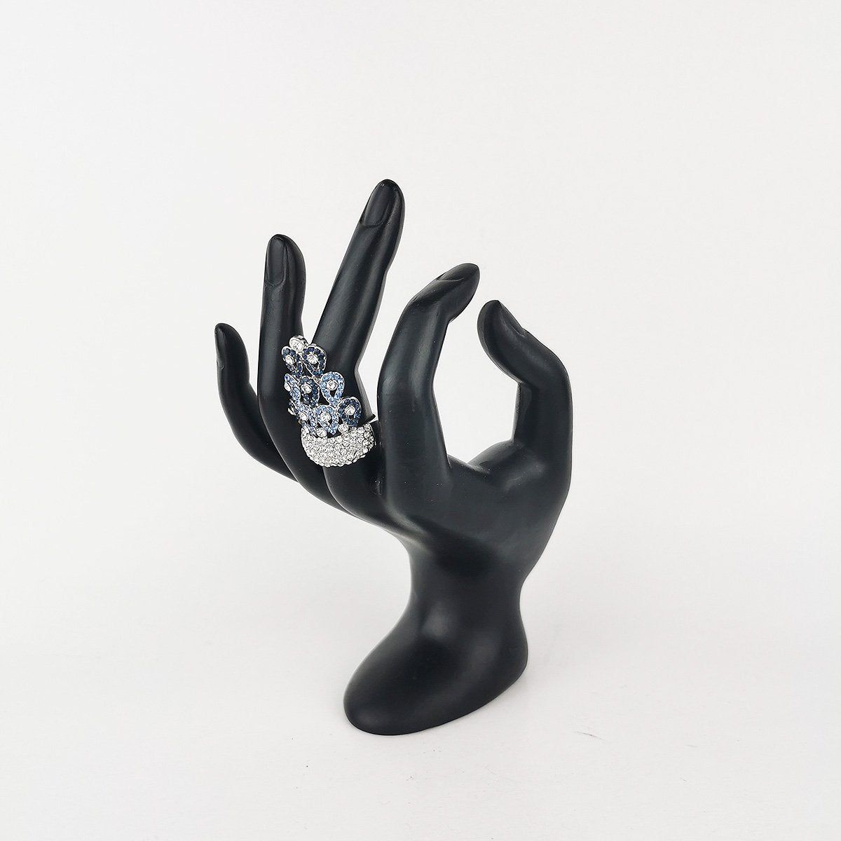 Anillo Corona BrillantesAnillo con brillantes De diseño con forma de corona, este bello anillo completara tu look del dia. En dos colores, elije tu favorito! Acero inoxidable Brillantes imitación Envío : Suiza 2/4 días Europa 5/9 días