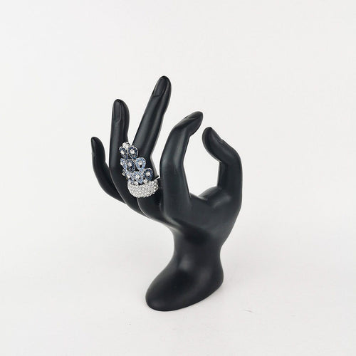 Anillo Corona BrillantesAnillo con brillantes De diseño con forma de corona, este bello anillo completara tu look del dia. En dos colores, elije tu favorito! Acero inoxidable Brillantes imitación Envío : Suiza 2/4 días Europa 5/9 días