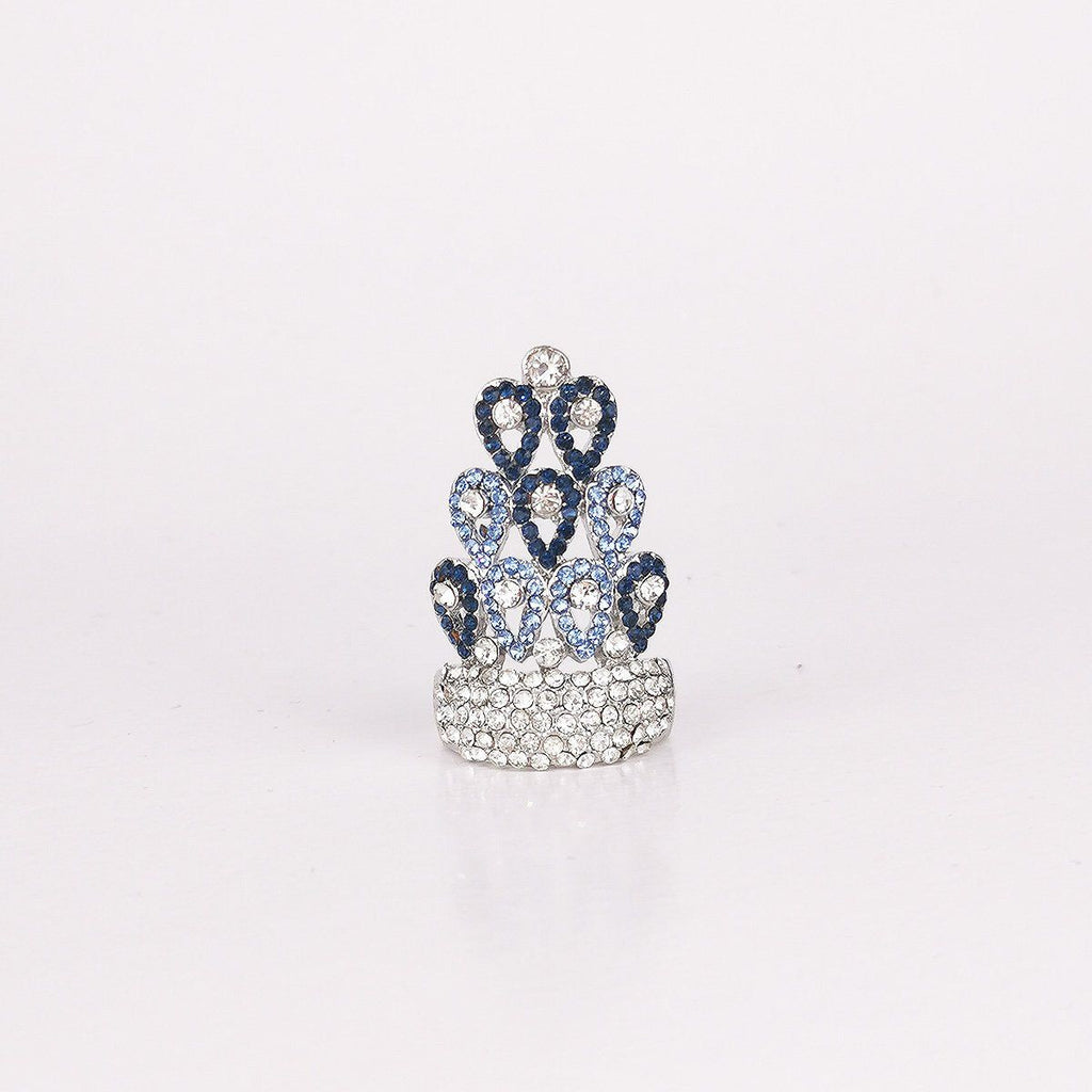 Anillo Corona BrillantesAnillo con brillantes De diseño con forma de corona, este bello anillo completara tu look del dia. En dos colores, elije tu favorito! Acero inoxidable Brillantes imitación Envío : Suiza 2/4 días Europa 5/9 días
