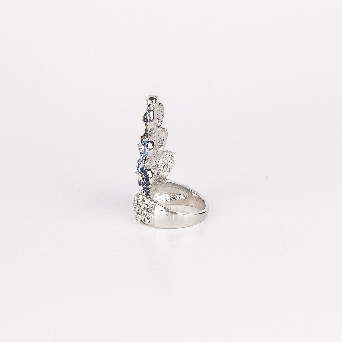 Anillo Corona BrillantesAnillo con brillantes De diseño con forma de corona, este bello anillo completara tu look del dia. En dos colores, elije tu favorito! Acero inoxidable Brillantes imitación Envío : Suiza 2/4 días Europa 5/9 días