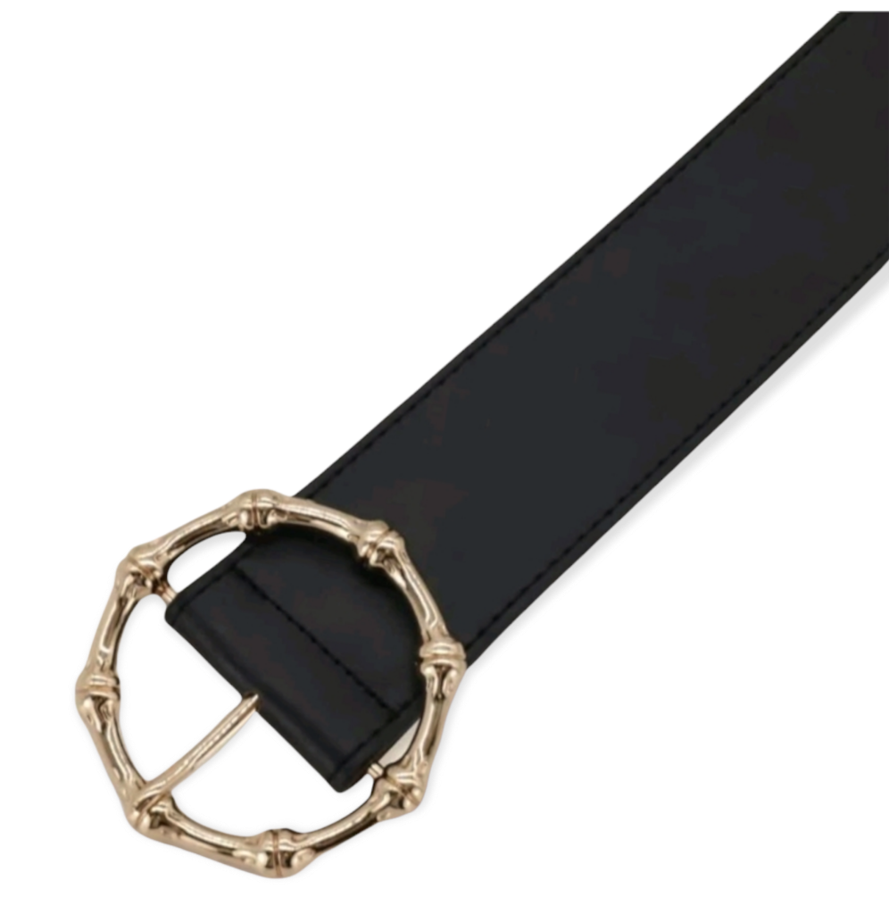 Cinturón Hebilla GoldCinturón ancho con hebilla dorada. Clásico pero con estilo moderno. (Solo cinturón, no incluye Blazer) Medidas: Correa : largo 102cm ; ancho 5.5cm Envíos: Suiza 2/4 días Europa 5/12 días