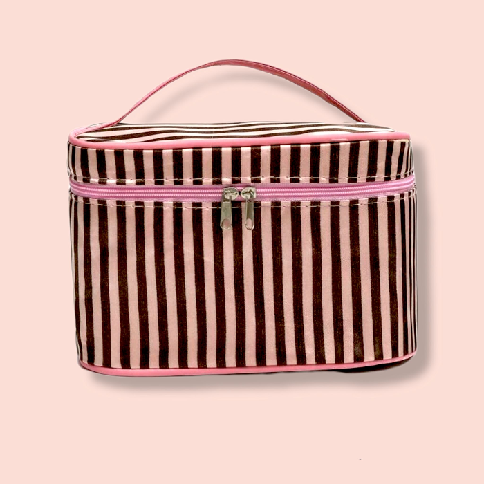 Neceser Lines Elegance| Makeup BagNeceser de viaje Elegance El complemento perfecto para llevar nuestros cosméticos seguros en los viajes. Con interior impermeable que garantiza una gran protección cuando viajamos. Incluye espejo pequeño en el interior Ca