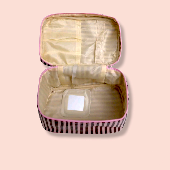 Neceser Lines Elegance| Makeup BagNeceser de viaje Elegance El complemento perfecto para llevar nuestros cosméticos seguros en los viajes. Con interior impermeable que garantiza una gran protección cuando viajamos. Incluye espejo pequeño en el interior Ca