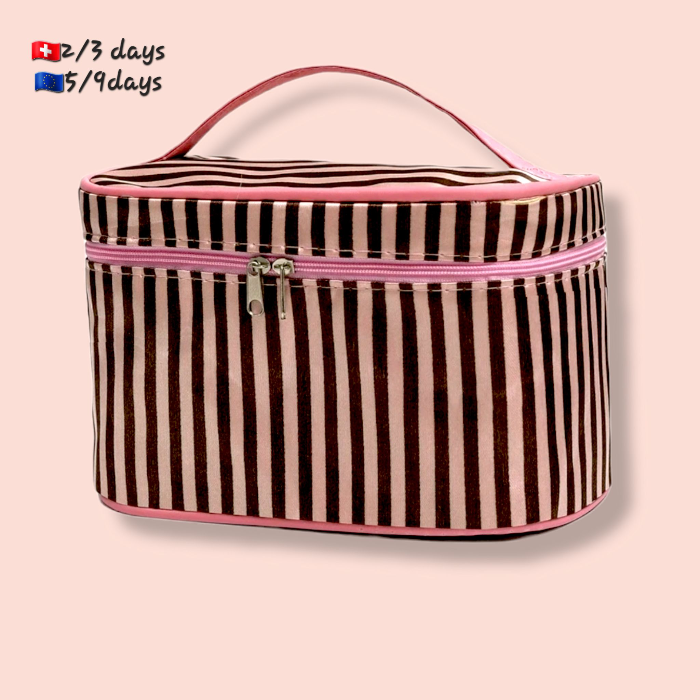 Neceser Lines Elegance| Makeup BagNeceser de viaje Elegance El complemento perfecto para llevar nuestros cosméticos seguros en los viajes. Con interior impermeable que garantiza una gran protección cuando viajamos. Incluye espejo pequeño en el interior Ca