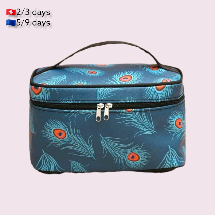 Neceser Pavo Real Blue | Makeup BagNeceser viaje estampado efecto piel El complemento perfecto para llevar nuestros cosméticos seguros en los viajes. Con interior impermeable que garantiza una gran protección cuando viajamos. Características: Neceser Cuad