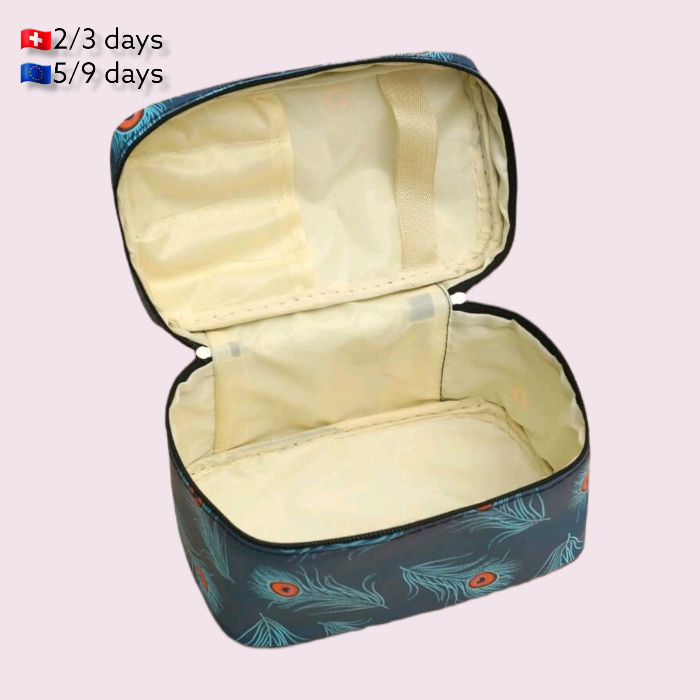 Neceser Pavo Real Blue | Makeup BagNeceser viaje estampado efecto piel El complemento perfecto para llevar nuestros cosméticos seguros en los viajes. Con interior impermeable que garantiza una gran protección cuando viajamos. Características: Neceser Cuad